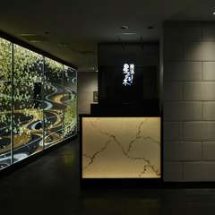 グラスアーティスト・野口真里氏が手掛けたエントランス