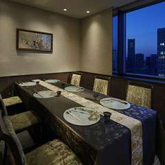 金銀の波に桜が舞うデザインが粋な雰囲気を演出