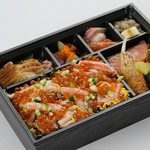 旨味あるずわい蟹と、弾ける触感と甘味が特徴の自家製のいくら醤油漬けを味わえる海鮮ちらし寿司弁当。

※2021/5/10(月)～2021/９/30(木)まで販売停止
※仕入れ状況により写真とは料理内容が変更となります。