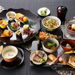 少量多品種の日本料理が楽しめます。
1つ1つ丁寧に仕上げた料理は見た目も華やかな懐石料理です。
●詳細はコースメニューをご覧ください