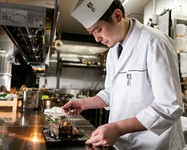 全国から集めた季節の旬な食材を素材本来の味を引き立たせ、和の真髄を表現した料理長渾身の特別献立。
●詳細はコースメニューをご覧ください