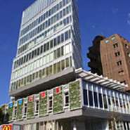 青山通り沿い、スタイリッシュなビルの4階