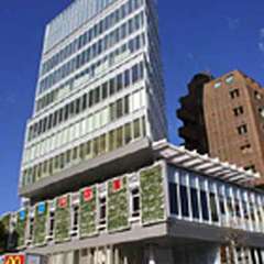 青山通り沿い、スタイリッシュなビルの4階