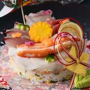 華やかな姿づくりは、顔合わせ、家族の誕生日など、お祝いの席に最適です。還暦や喜寿といった長寿のお祝いでも喜ばれる一品。小鯛が使われているので、他の刺身も楽しめます。