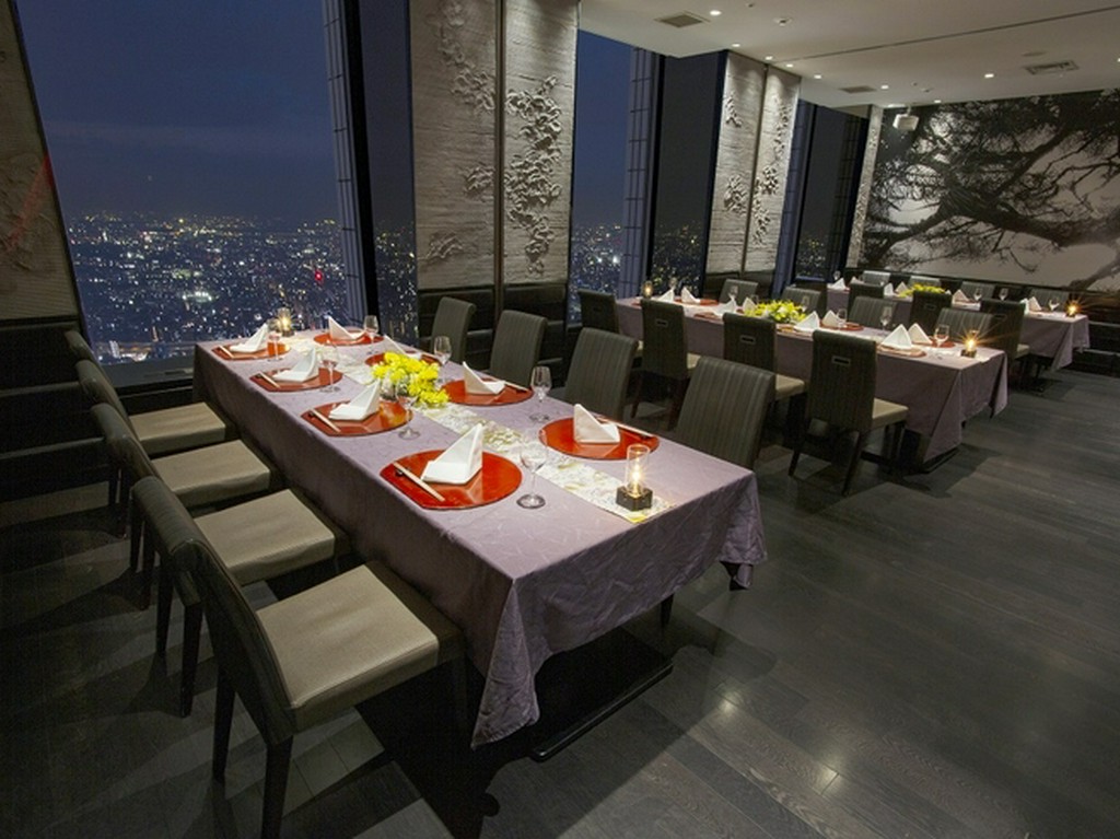 アーティストが手掛けた「緑の扉」で過ごす、贅沢なひととき