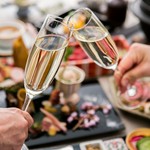 乾杯酒・アニバーサリーデザート・記念写真付きボトルワイン付きプラン。誕生日、長寿のお祝いや両家お顔合わせ、など様々なお祝いのお席におすすめです。
・お電話にてご予約ください