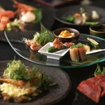 ひとさらひとさら技法に徹底的にこだわり日本料理がもつ魅力を存分に味わえる本格懐石。特別なお席に是非ご利用下さいませ。
・詳細はコースメニューをご覧ください