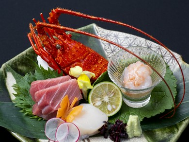 『賀寿懐石寿の造里　三種盛合わせ　本鮪　伊勢海老　白身魚　静岡県有東木産本山葵　季節のあしらい』