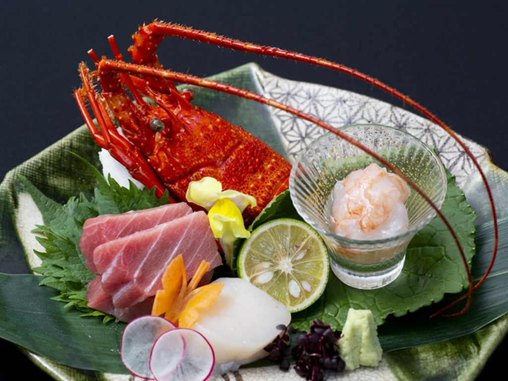 『賀寿懐石寿の造里　三種盛合わせ　本鮪　伊勢海老　白身魚　静岡県有東木産本山葵　季節のあしらい』