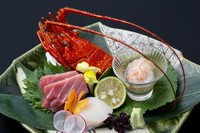 『賀寿懐石寿の造里　三種盛合わせ　本鮪　伊勢海老　白身魚　静岡県有東木産本山葵　季節のあしらい』