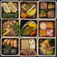 超高層ダイニングレストラン「サンシャインクルーズ」と日本料理店「天空の庭星のなる木」の3人の料理長が心と力を合わせて、渾身の料理をふんだんに詰め込み2つのレストランの美食が同時に楽しめる二段重
＊デリバリー可