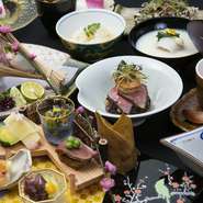 小田原港の旬魚をはじめ、季節の食材を入れ込んだ炊き込みご飯など、旬の素材をふんだんに取り入れた日本料理で楽しませてくれます。旬ならではの美味しさに、思わず頬がゆるむ逸品揃いです。