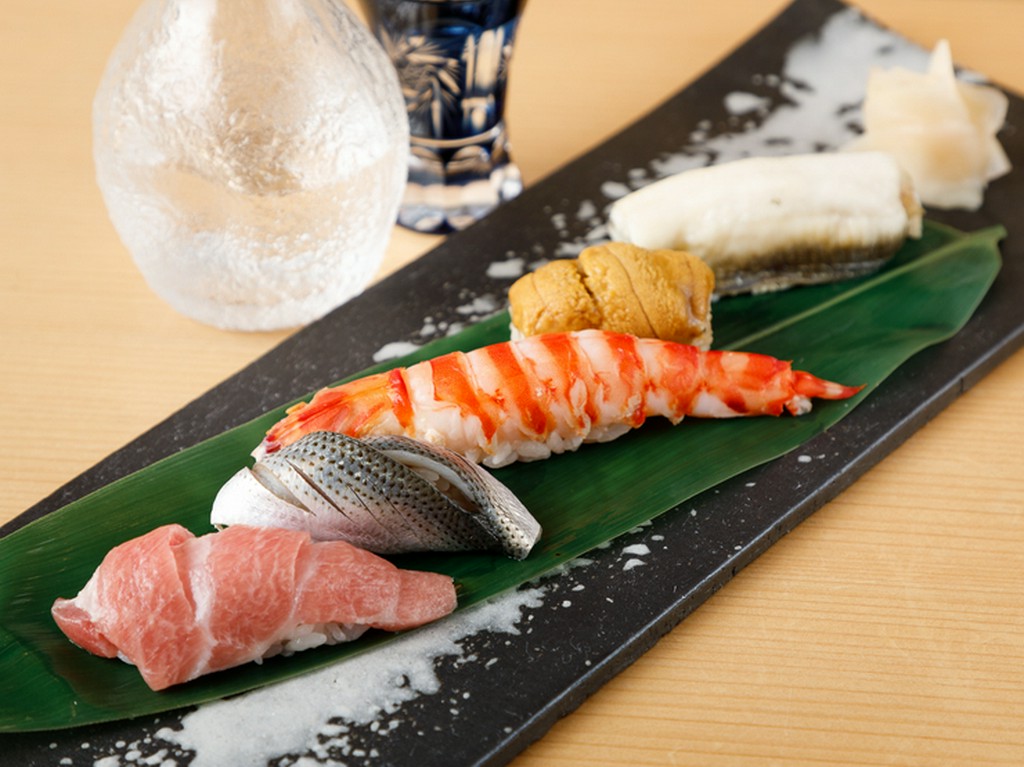 江戸前鮨の名店の味を、肩肘はらない雰囲気で満喫できる