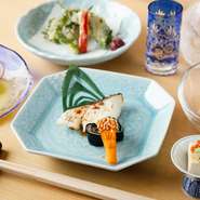 2015年に開店以来、麹町でのビジネスシーンに大人気。夜は、つまみと握りをバランスよく組み合わせた1万円のコース料理がおすすめ。和やかな雰囲気も心地よく、海外のゲストをもてなす場としても素敵です。
