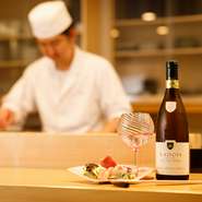 お一人でゆっくり旬の鮮魚と握りを楽しまれるお客様も多め。老舗店ながら、敷居の高さや気取りがなく、自然体で過ごせるのが魅力。麹町に心からくつろげる、行きつけの鮨屋を持つ贅沢が叶います。