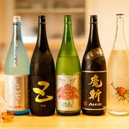 石川「手取川」、高知「酔鯨」などの定番銘柄に加え、きれいな飲み口から、米の旨みが香る一杯や辛口まで、多彩な味わいをご用意。季節酒をはじめ、入れ替わりのものが多いので、新しい味との出会いも楽しみ！