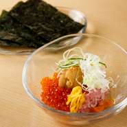 ウニ、イクラ、マグロの中落ちなど、人気の寿司ネタを贅沢に盛り合わせ。海苔で巻いて食べると、“爆弾”的なビジュアルとインパクトのある美味しさ。日本酒・焼酎・ワインなど、幅広いお酒と好相性です。