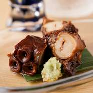 大手町本店の名物料理を同じ味わいでご提供。神奈川・佐島産を中心とする上質な地蛸を吟味し、7時間程かけてゆっくり炊き上げ。しっかりと味が染み込み、食感の楽しさも抜群。お酒のつまみにぜひどうぞ。