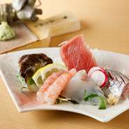 昭和32年創業の大手町本店と同じ仕入れを毎朝、豊洲市場で行い、旬のとびきりの鮮魚が店に続々到着。仲買業者との長年の信頼関係により、その日の最高の素材を仕入れ、頂点の美味しさで提供しています。