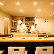 美味しい鮨を通して、お客様に満足感を届けるのが何よりの励み。食べるペースや利用シーンなどに応じて、一人一人に合うように一貫のバランスを微妙に調整するなど、きめ細やかなおもてなしに努めています。