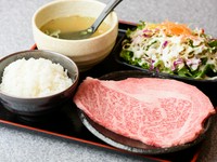 きめ細かな肉質と溢れる甘味、蕩けるような食感を楽しめる「近江牛」。その「ロース」をこの価格で提供できるのは、企業努力の賜物。生産から一貫して自社で管理する、こだわりの「牛肉」を堪能できます。