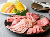 豚・鶏・牛とバラエティ豊かな味わいを満喫できる『ファミリーセット』は、その名の通り家族での会食に大人気。ボリューム満点、味もよし、リーズナブルな価格も嬉しい一品です。