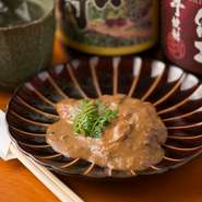 代々受け継いだ100年の糠床でつくる、サバやイワシの『糠床炊き』。北九州小倉の郷土料理で、このあたりでは珍しい味わいです。100年ものの乳酸菌が息づいている糠床で、体にも優しい仕上がりに。