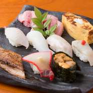 鐘崎漁港から直送の天然地魚を、にぎりで堪能できるコース。店主自ら玄界灘で釣り上げた魚を提供することもあるそうです。シャリは、寿司に相性の良い宗像産米を使用。