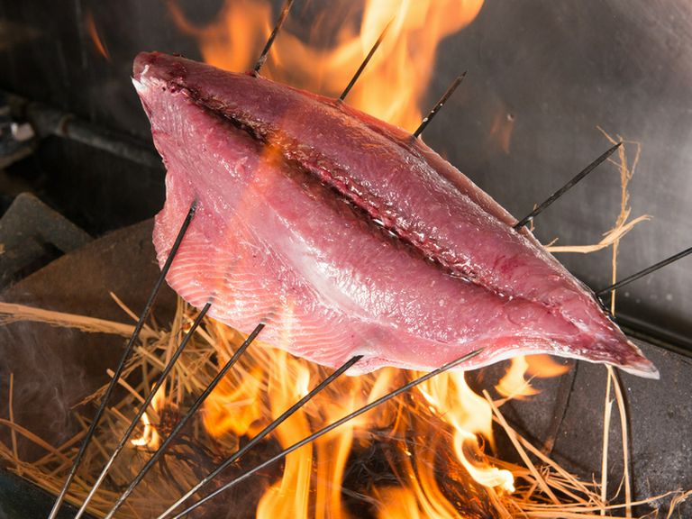 藁の香りが魚につき、香ばしい『カツオの藁焼きたたき』