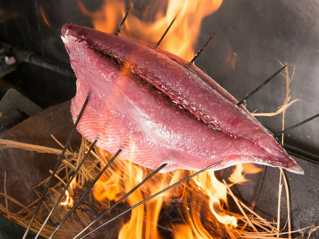藁の香りが魚につき、香ばしい『カツオの藁焼きたたき』