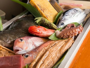 ショーケースに並ぶ、鐘崎漁港から直送の天然の地魚