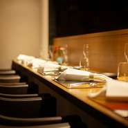 シックな雰囲気の店内には、カウンター席が6席のみ。完全予約制で、料理は『おまかせコース』一本というプレミアムさは、接待などの特別な会食にお誂え向きです。