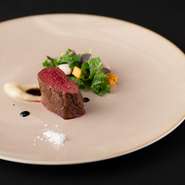福岡でとれた鹿を、食べ頃になるまで寝かせてからロースト。鹿肉は、猟師から直接買い付けるそうです。画像は夏鹿を使った料理。口に入れた時の香りの立ち方が良いように、火入れと提供温度にこだわった逸品です。