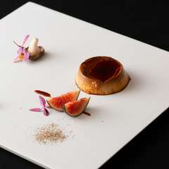 季節のフルーツを添えた店のスペシャリテ『フォアグラのプリン』