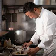 「初心を忘れず、謙虚さを忘れず、分をわきまえてお客様と接し、食べていただくという気持ちを常に持つようにしています」というオーナーシェフの鈴里氏。日常を離れてリラックスできる空間を演出してくれます。