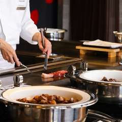 普段はコースでしか味わえない鉄板焼き料理をブッフェスタイルで
