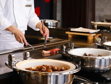 普段はコースでしか味わえない鉄板焼き料理をブッフェスタイルで