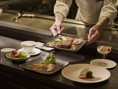 テーマパークを満喫後のディナー、大人の鉄板焼デートに最適