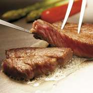 ホテルレストランならではの非日常的感ある【舞浜Teppanyaki＋ 】。記念日にはお祝いのケーキが付く『アニバーサリーディナー』がおすすめ。大切な人との素敵な時間をお過ごしください。
