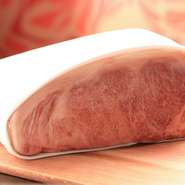 鉄板焼の華であるステーキは、県内産ブランド和牛のサーロインを贅沢に使用。赤身と脂のバランスが絶妙で、脂がさっぱりまろやかなので、幅広い年代の方に向く美味しさ。数量限定のため、早めのご注文がおすすめ。