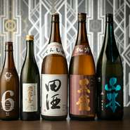寿司や和食に合う、バリエーション豊かな美酒を用意。「田酒」や「新政」、「黒龍」など、毎月入荷し入れ替わる、多彩な銘柄に出合えます。特に、プレミア酒は毎月変わるので、訪れる楽しみが広がります。