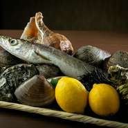 旬を大切に吟味された「鮮魚」が自慢。店主自ら市場に足を運ぶことも多々あり“今だけ”の味わいを提供しています。産地に固執せず、品質本位で厳選した「コチ」「イサキ」「カレイ」など、夏の白身魚は必食です。