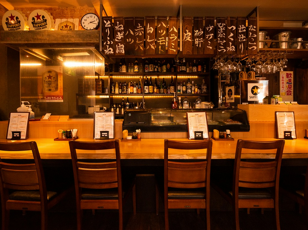 カウンター席で食事を。お1人さまでも入りやすい店