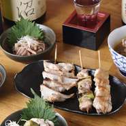 新鮮な鶏肉は千葉県産の「地養鳥」を使用。なかなかお目にかかれない希少部位も用意されています。また上質な「魚介」は築地から直送。仲買人としての経験から、質の良いものだけを厳選して仕入れています。