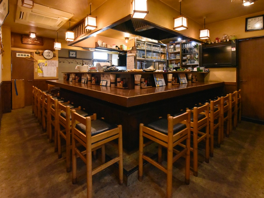 カウンターで肩を寄せ合い、気軽に楽しむカジュアルデート