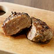 岩手産の白金豚と国産牛の合挽きを使い、約半分を手切りにしているので肉々しい美味しさ。自社開発の塩麹がジューシーさと味の深みをアップしています！　熟成塊肉と同じく、肉マイスターが目の前で焼き上げ。