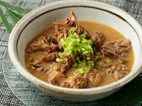 国産の桜肉のもつは、牛もつと比べて脂が少なくさっぱりとした口当たり。亀戸の老舗「佐野みそ」の味噌などを複数ブレンドした合わせみそで上品に仕上げた、ヘルシーで味わい深い煮込み料理です。