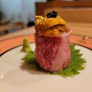 栃木県産A5ランクの和牛肉と、濃厚な雲丹を組み合わせたラグジュアリーな一品。磯の香りと濃厚な味わいがお肉の旨味と絡み合います。キャビアがいいアクセントになっていて、一口食せば思わず笑みがこぼれそうです。