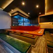 大人な二人にふさわしい、落ち着いた雰囲気の店内。記念日デートや美味しいものが食べたい時に訪れたいダイニングバーです。新鮮な魚介やこだわりの肉料理とともに、プレミアムな生ビール『熟撰』で乾杯！