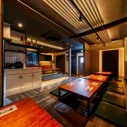 シックな和モダン調の店内は、広めの座席配置でゆったりくつろげるよう考えられています。オープンキッチンが望めるカウンター席、掘りごたつのテーブル席。どちらもゆとりがあり居心地の良い空間です。